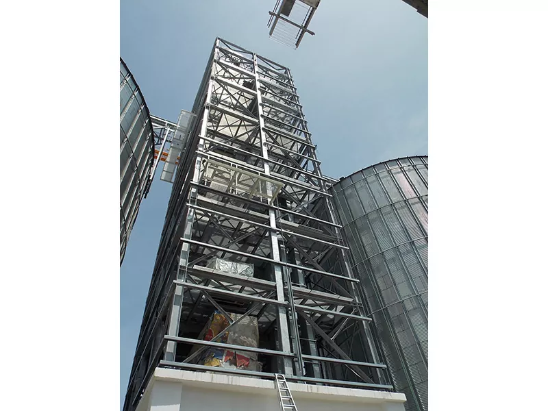 Què fa que un edifici de torres d'acer sigui essencial en la infraestructura moderna?