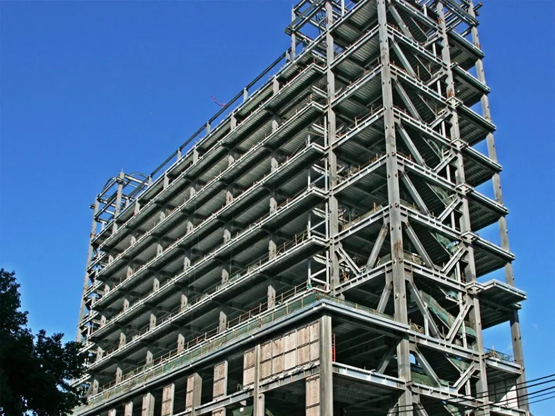 Edifici d'habitatges amb estructura d'acer