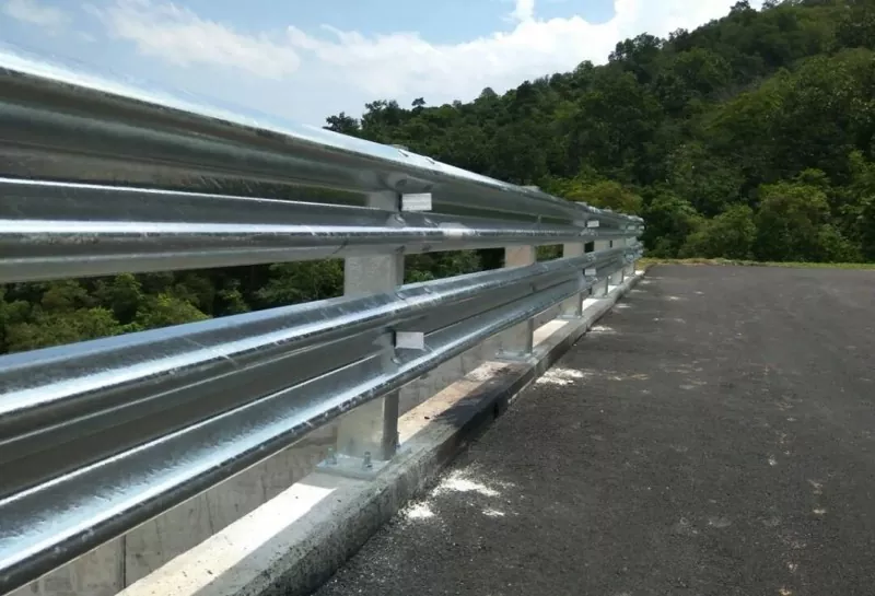 Barana d'autopista d'acer